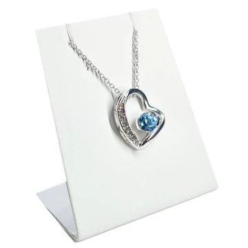 Hegyikristály felhasználásával készült elegáns, strasszos, szív alakú medál Aquamarine (Vízkék) színben.100% bőrbarát. Elegáns viselet.