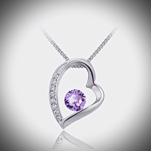 Hegyikristály felhasználásával készült elegáns,strasszos, szív alakú medál Violet (Lila) színben.100% bőrbarát. Elegáns viselet.